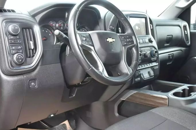 Подержанный Chevrolet Silverado IV (T1XX) Рестайлинг, 3.0 л, 2022 в Шардже от Alfaris Used Cars Красный цвет. Other | AUTO.AE