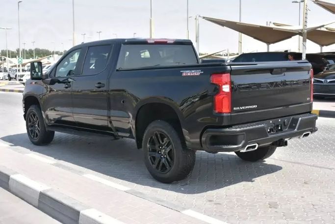 Used Chevrolet Silverado IV (T1XX), 5.3 l, 2022 in Sharjah by Alfaris Used Cars, Black color. Other | AUTO.AE
