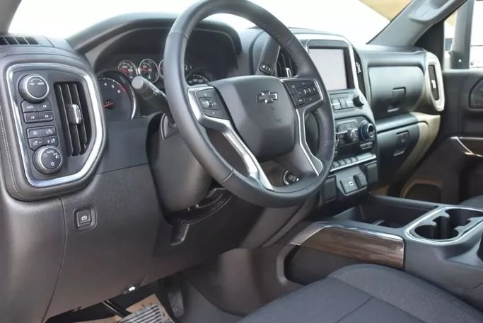 Used Chevrolet Silverado IV (T1XX), 5.3 l, 2022 in Sharjah by Alfaris Used Cars, Black color. Other | AUTO.AE