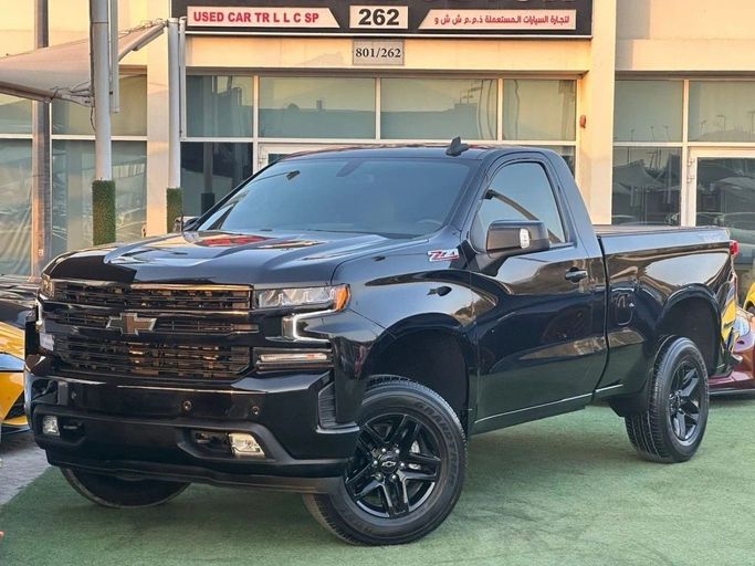 Подержанный Chevrolet Silverado IV (T1XX), 5.3 л, 2022 в Шардже от Noor Al Seyoh Used Cars Черный цвет. GCC | AUTO.AE