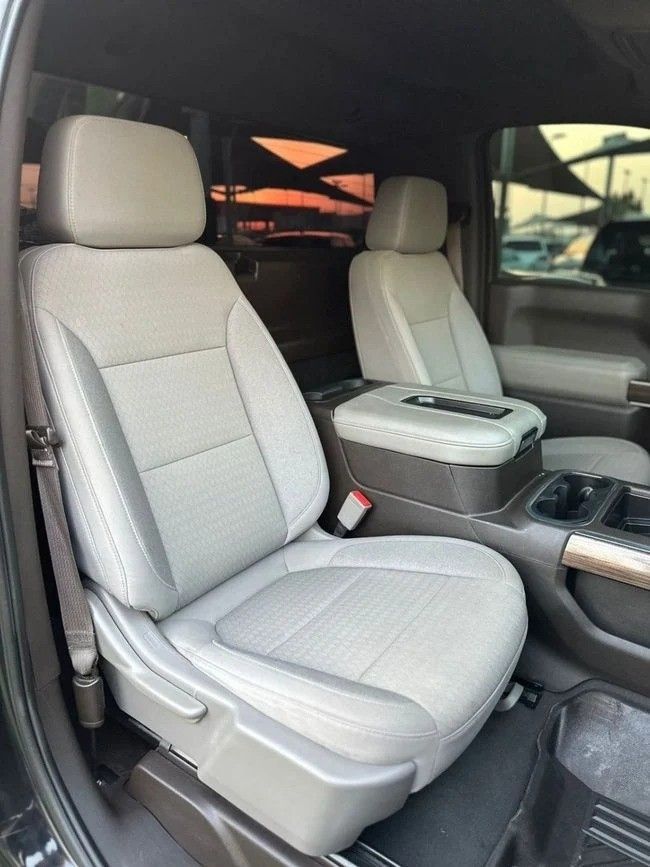 Подержанный Chevrolet Silverado IV (T1XX), 5.3 л, 2022 в Шардже от Noor Al Seyoh Used Cars Черный цвет. GCC | AUTO.AE