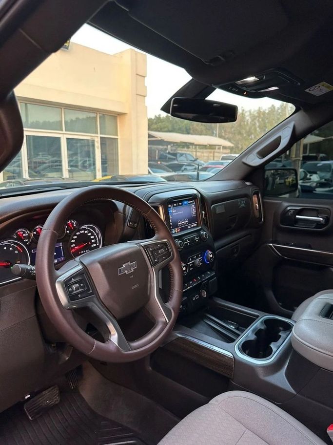 Подержанный Chevrolet Silverado IV (T1XX), 5.3 л, 2022 в Шардже от Noor Al Seyoh Used Cars Черный цвет. GCC | AUTO.AE