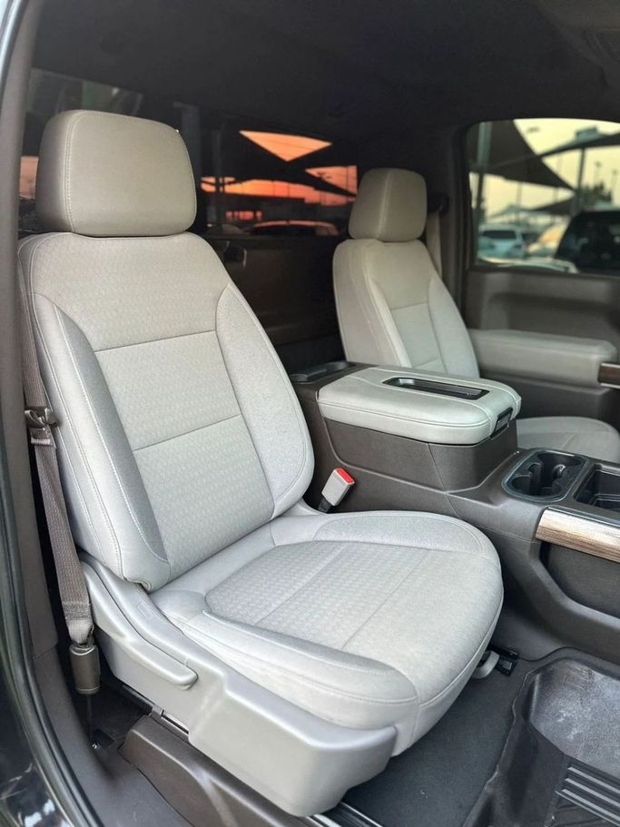 Подержанный Chevrolet Silverado IV (T1XX), 5.3 л, 2022 в Шардже от Noor Al Seyoh Used Cars Черный цвет. GCC | AUTO.AE