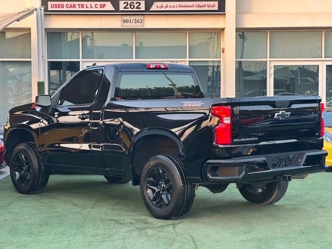 Подержанный Chevrolet Silverado IV (T1XX), 5.3 л, 2022 в Шардже от Noor Al Seyoh Used Cars Черный цвет. GCC | AUTO.AE