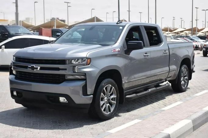 Подержанный Chevrolet Silverado IV (T1XX), 5.3 л, 2021 в Шардже от Alfaris Used Cars Серебристый цвет. Other | AUTO.AE