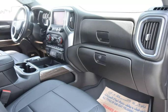 Подержанный Chevrolet Silverado IV (T1XX), 5.3 л, 2021 в Шардже от Alfaris Used Cars Серебристый цвет. Other | AUTO.AE