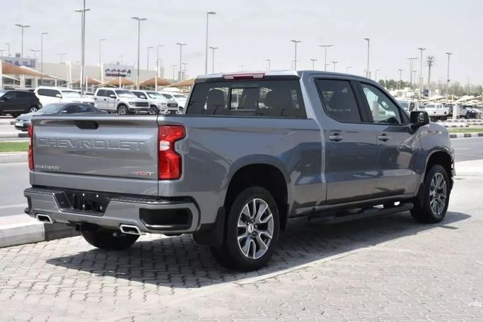 Подержанный Chevrolet Silverado IV (T1XX), 5.3 л, 2021 в Шардже от Alfaris Used Cars Серебристый цвет. Other | AUTO.AE