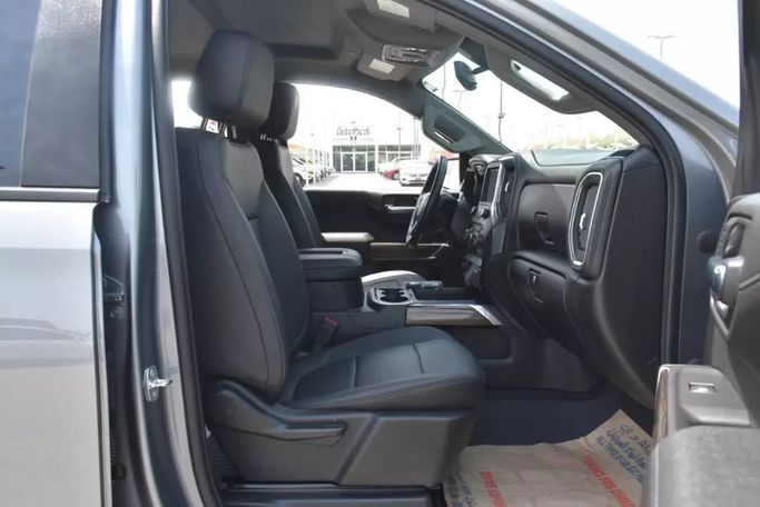 Подержанный Chevrolet Silverado IV (T1XX), 5.3 л, 2021 в Шардже от Alfaris Used Cars Серебристый цвет. Other | AUTO.AE