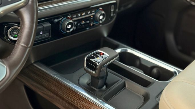 Подержанный Chevrolet Silverado IV (T1XX) Рестайлинг, 5.3 л, 2023 в Шардже от Badar Used Cars Черный цвет. GCC | AUTO.AE