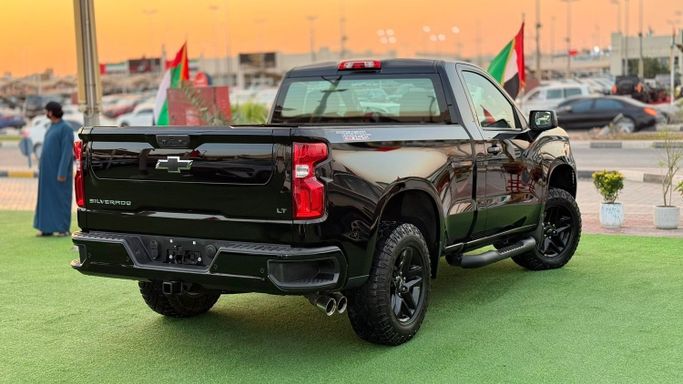 Подержанный Chevrolet Silverado IV (T1XX) Рестайлинг, 5.3 л, 2023 в Шардже от Badar Used Cars Черный цвет. GCC | AUTO.AE