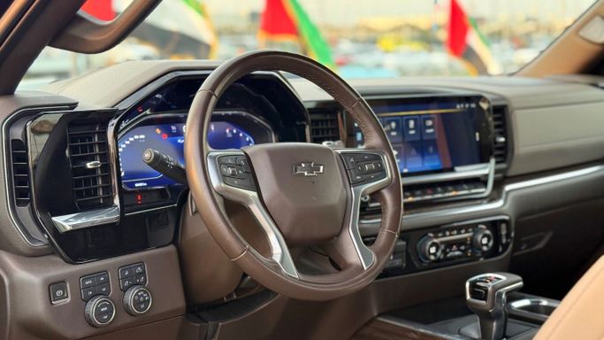 Подержанный Chevrolet Silverado IV (T1XX) Рестайлинг, 5.3 л, 2023 в Шардже от Badar Used Cars Черный цвет. GCC | AUTO.AE