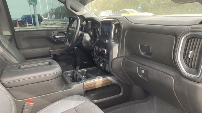 Used Chevrolet Silverado IV (T1XX), 5.3 l, 2022 in Sharjah by Halla Cars, White color. Canadian Specs | AUTO.AE