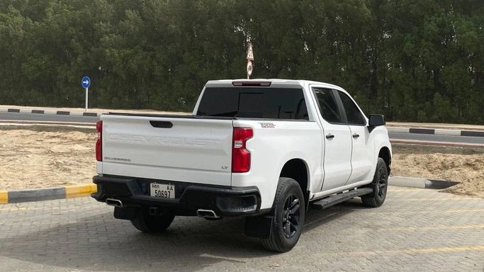 Used Chevrolet Silverado IV (T1XX), 5.3 l, 2022 in Sharjah by Halla Cars, White color. Canadian Specs | AUTO.AE