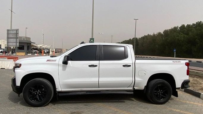 Used Chevrolet Silverado IV (T1XX), 5.3 l, 2022 in Sharjah by Halla Cars, White color. Canadian Specs | AUTO.AE