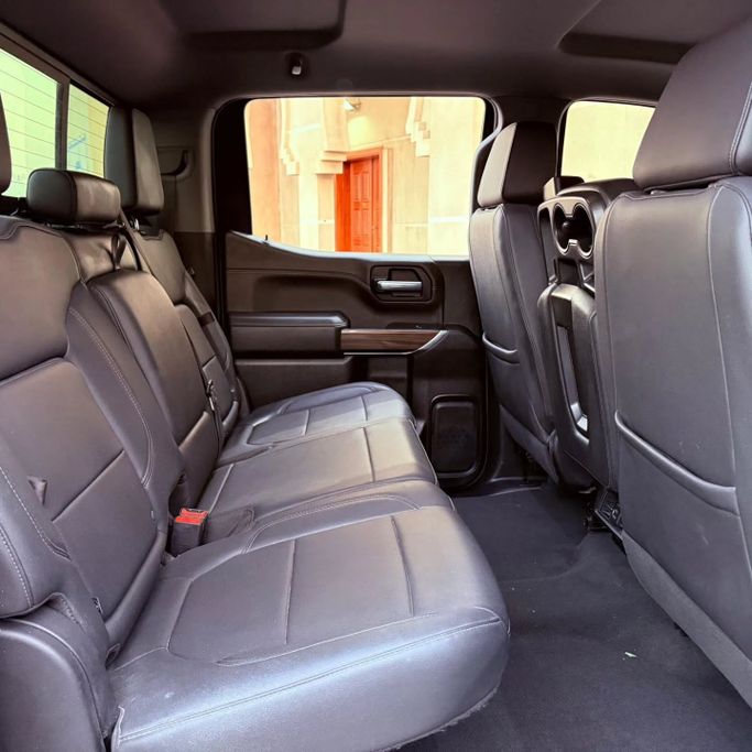 Подержанный Chevrolet Silverado IV (T1XX), 5.3 л, 2021 в Шардже от Sarmad Cars Черный цвет. Other | AUTO.AE