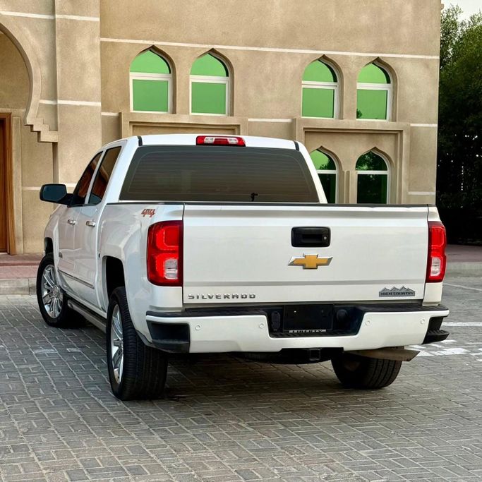 Подержанный Chevrolet Silverado III (K2XX) Рестайлинг, 6.2 л, 2018 в Шардже от Sarmad Cars Белый цвет. Other | AUTO.AE