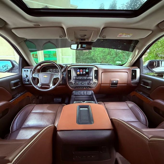 Подержанный Chevrolet Silverado III (K2XX) Рестайлинг, 6.2 л, 2018 в Шардже от Sarmad Cars Белый цвет. Other | AUTO.AE