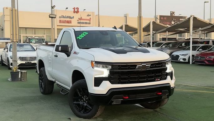 Подержанный Chevrolet Silverado IV (T1XX) Рестайлинг, 5.3 л, 2023 в Шардже от Badar Used Cars Белый цвет.  | AUTO.AE