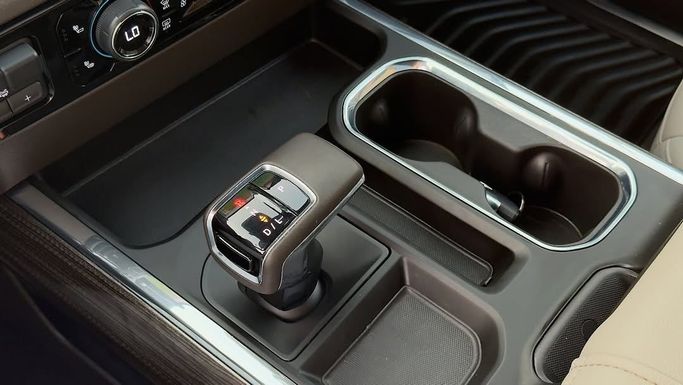 Подержанный Chevrolet Silverado IV (T1XX) Рестайлинг, 5.3 л, 2023 в Шардже от Badar Used Cars Белый цвет.  | AUTO.AE