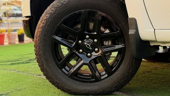 Подержанный Chevrolet Silverado IV (T1XX) Рестайлинг, 5.3 л, 2023 в Шардже от Badar Used Cars Белый цвет.  | AUTO.AE