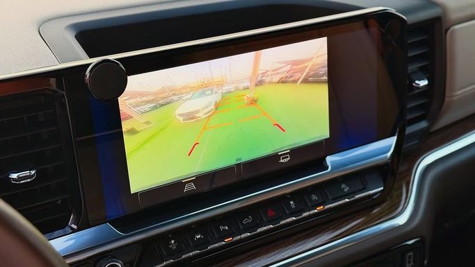 Подержанный Chevrolet Silverado IV (T1XX) Рестайлинг, 5.3 л, 2023 в Шардже от Badar Used Cars Белый цвет.  | AUTO.AE