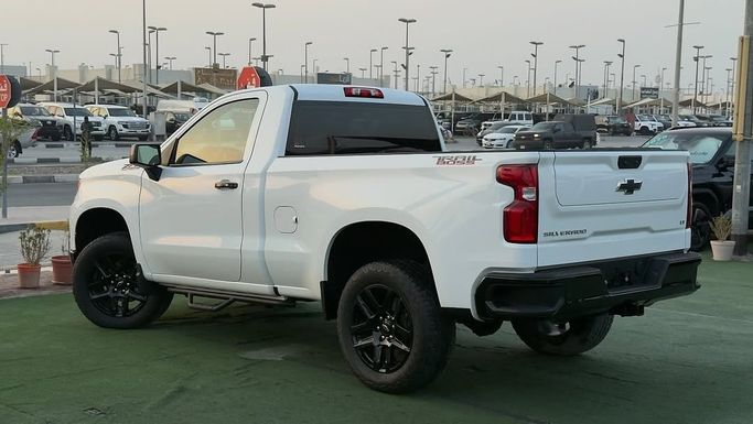 Подержанный Chevrolet Silverado IV (T1XX) Рестайлинг, 5.3 л, 2023 в Шардже от Badar Used Cars Белый цвет.  | AUTO.AE