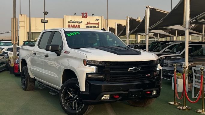 Подержанный Chevrolet Silverado IV (T1XX), 5.3 л, 2021 в Шардже от Badar Used Cars Белый цвет.  | AUTO.AE