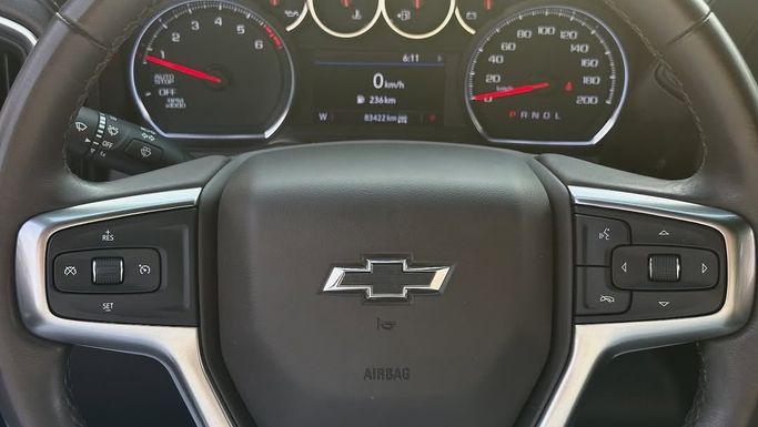 Подержанный Chevrolet Silverado IV (T1XX), 5.3 л, 2021 в Шардже от Badar Used Cars Белый цвет.  | AUTO.AE