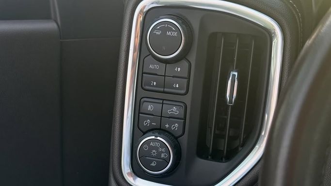 Подержанный Chevrolet Silverado IV (T1XX), 5.3 л, 2021 в Шардже от Badar Used Cars Белый цвет.  | AUTO.AE