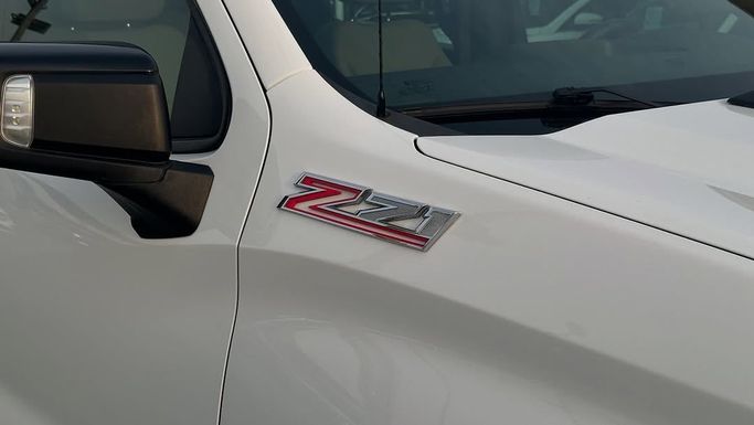 Подержанный Chevrolet Silverado IV (T1XX), 5.3 л, 2021 в Шардже от Badar Used Cars Белый цвет.  | AUTO.AE