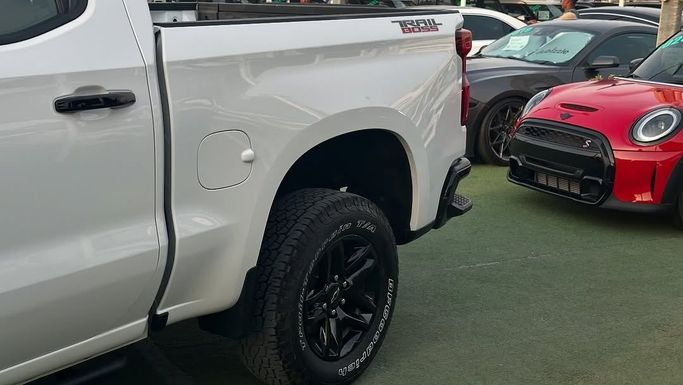 Подержанный Chevrolet Silverado IV (T1XX), 5.3 л, 2021 в Шардже от Badar Used Cars Белый цвет.  | AUTO.AE