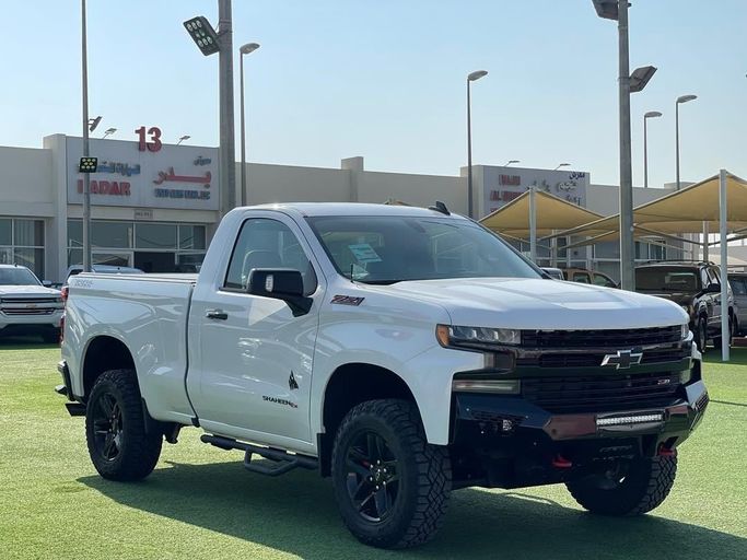 Подержанный Chevrolet Silverado IV (T1XX), 5.3 л, 2020 в Шардже от Badar Used Cars Белый цвет.  | AUTO.AE