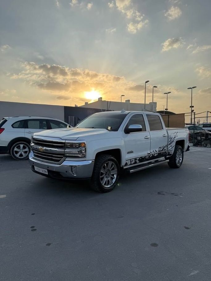 Подержанный Chevrolet Silverado III (K2XX) Рестайлинг, 4.3 л, 2018 в Шардже от Nasmt Al Jazera Used Cars  Белый цвет.  | AUTO.AE