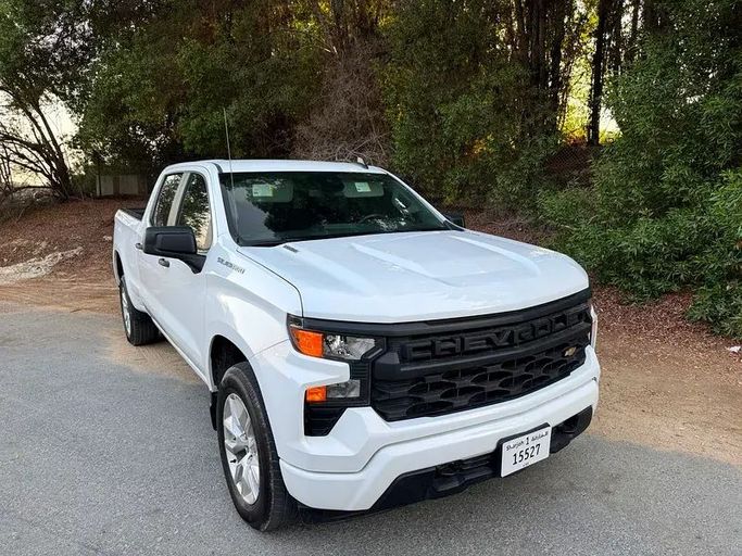 Подержанный Chevrolet Silverado IV (T1XX) Рестайлинг, 5.3 л, 2024 в Шардже от Al majarah al sabaah used cars Белый цвет. Американская | AUTO.AE