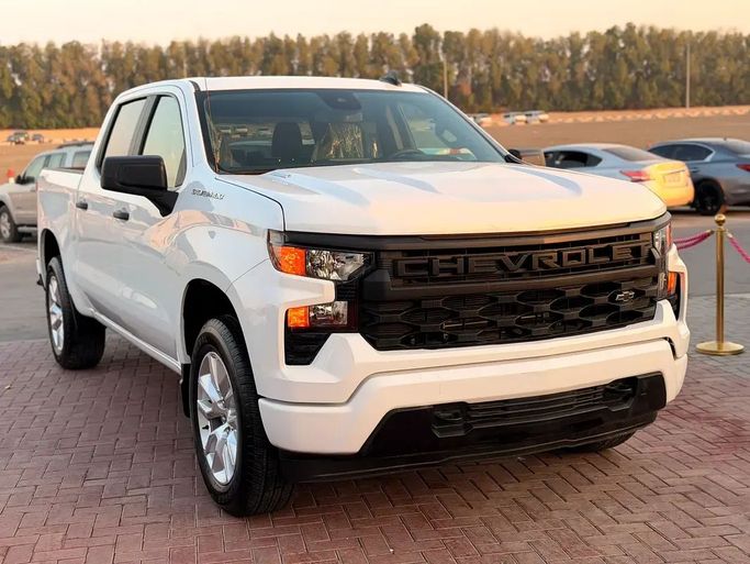 Подержанный Chevrolet Silverado IV (T1XX) Рестайлинг, 5.3 л, 2025 в Шардже от Al majarah al sabaah used cars Белый цвет. Американская | AUTO.AE