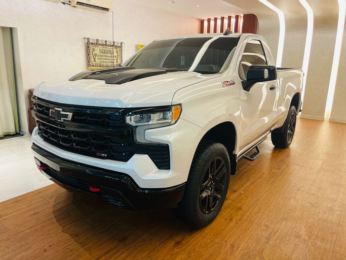 Used Chevrolet Silverado IV (T1XX) Facelift, 5.3 l, 2023 in Sharjah by Alyamama Motors, White color. GCC Specs | AUTO.AE | Listing #269819