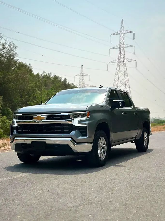 Подержанный Chevrolet Silverado IV (T1XX) Рестайлинг, 5.3 л, 2024 в Шардже от Najm Al Shamal Used Cars Серебристый цвет. GCC | AUTO.AE | Объявление #273518