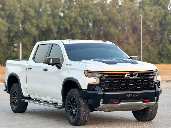 Used ⁦Chevrolet Silverado IV (T1XX), 6.2 l, 2022⁩ in UAE, Sharjah by Al Ahd Used Cars, White color. GCC Specs | AUTO.AE | Listing #290437