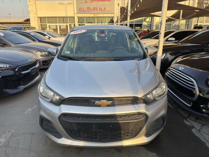 Подержанный Chevrolet Spark IV, 1.4 л, 2018 в Шардже от Al Suraj Al Muneer Used Cars Серебристый цвет. GCC | AUTO.AE