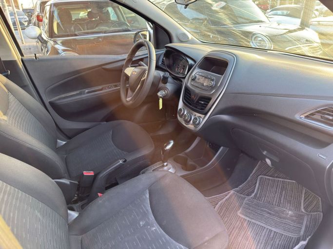 Подержанный Chevrolet Spark IV, 1.4 л, 2018 в Шардже от Al Suraj Al Muneer Used Cars Серебристый цвет. GCC | AUTO.AE