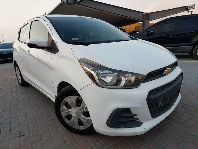 Подержанный Chevrolet Spark IV, 1.4 л, 2017 в Шардже от Al Aqsa Used Cars Белый цвет. GCC | AUTO.AE