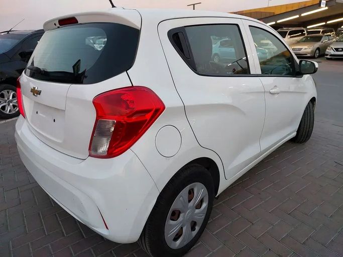Подержанный Chevrolet Spark IV, 1.4 л, 2017 в Шардже от Al Aqsa Used Cars Белый цвет. GCC | AUTO.AE