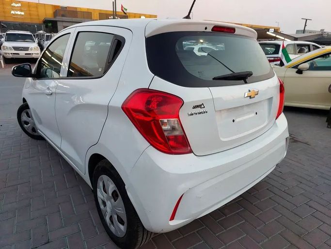 Подержанный Chevrolet Spark IV, 1.4 л, 2017 в Шардже от Al Aqsa Used Cars Белый цвет. GCC | AUTO.AE