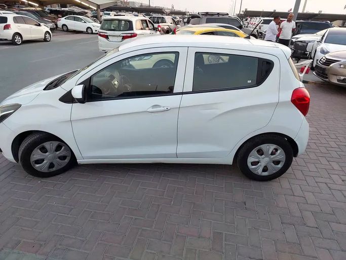 Подержанный Chevrolet Spark IV, 1.4 л, 2017 в Шардже от Al Aqsa Used Cars Белый цвет. GCC | AUTO.AE