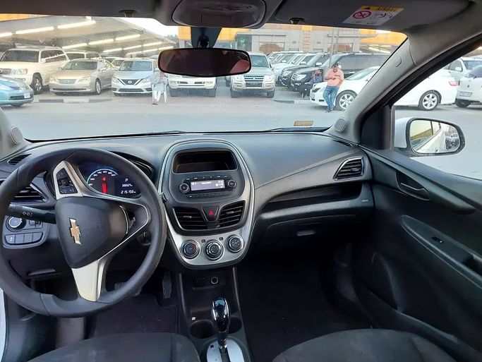 Подержанный Chevrolet Spark IV, 1.4 л, 2017 в Шардже от Al Aqsa Used Cars Белый цвет. GCC | AUTO.AE
