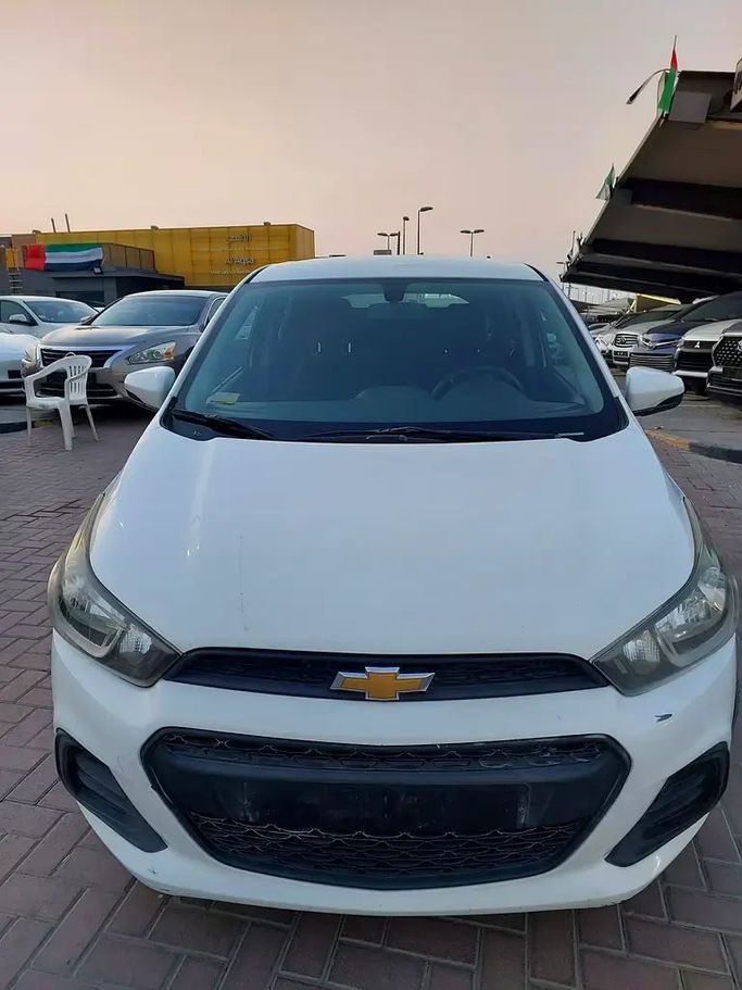 Подержанный Chevrolet Spark IV, 1.4 л, 2017 в Шардже от Al Aqsa Used Cars Белый цвет. GCC | AUTO.AE
