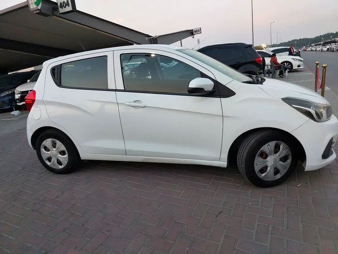 Подержанный Chevrolet Spark IV, 1.4 л, 2017 в Шардже от Al Aqsa Used Cars Белый цвет. GCC | AUTO.AE