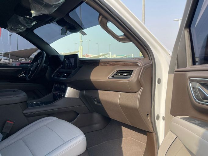 Новый Chevrolet Suburban XII, 6.2 л, 2023 в Шардже от Al Aram Cars Белый цвет. GCC | AUTO.AE