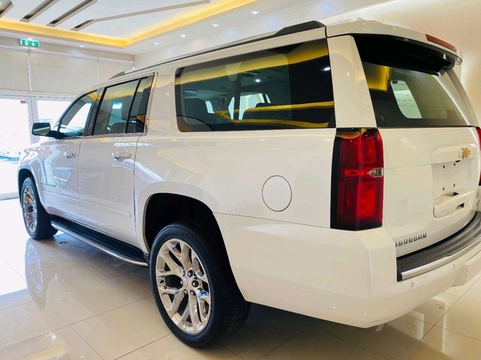 Подержанный Chevrolet Suburban XI, 5.3 л, 2018 в Шардже от Alhamoor Used Cars Белый цвет. GCC | AUTO.AE