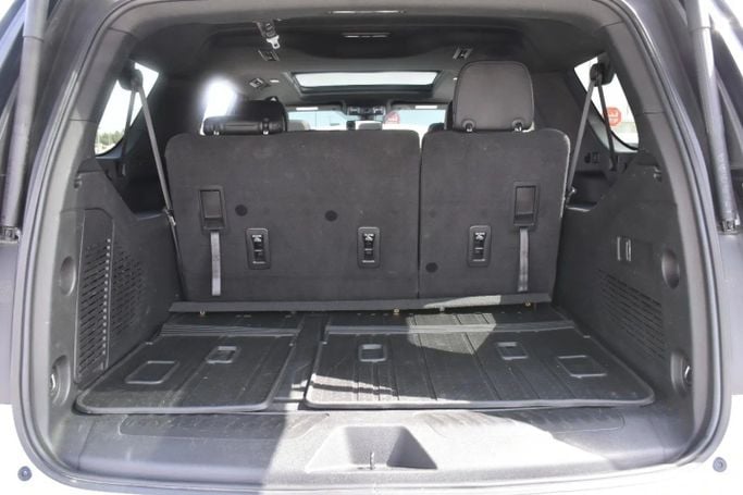 Подержанный Chevrolet Suburban XII, 6.2 л, 2022 в Шардже от Alfaris Used Cars Белый цвет. Other | AUTO.AE